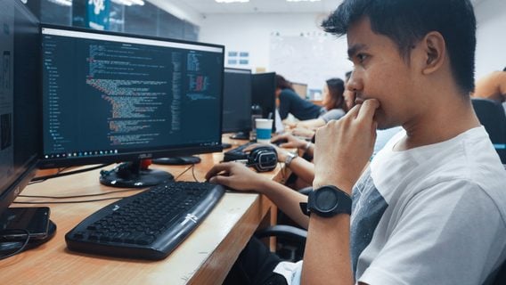 Топ Amazon говорит, что джуны больше всех выиграют от ИИ, пока они не могут найти работу