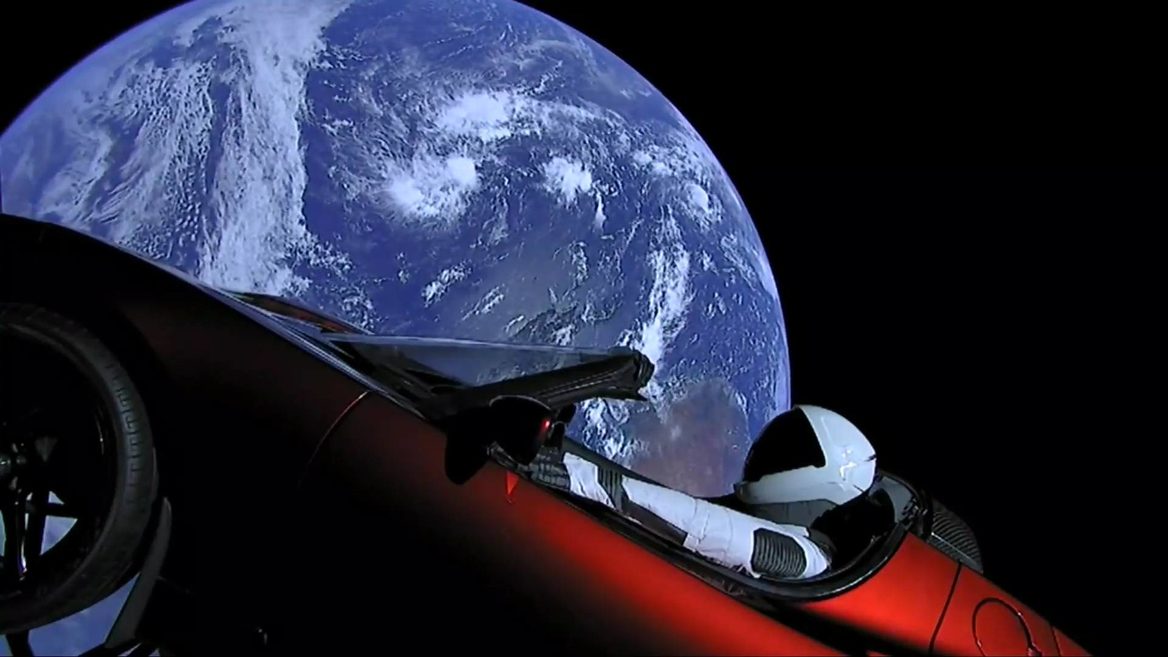 На орбите Марса? Маск поспорил с астрофизиком где сейчас запущенный в космос Tesla Roadster
