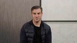 Глава Airbnb вдвое сократил количество совещаний с помощью ИИ. Как он это сделал