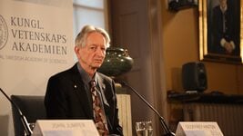 Айтишникам приготовиться: «крёстный отец» ИИ назвал профессии, где заменят всех. И где не заменят Айтишникам приготовиться: «крёстный отец» ИИ назвал профессии, где заменят всех. И где не заменят