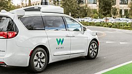 Waymo договорилась о партнёрстве с автопрокатом Avis и ритейлером Walmart 