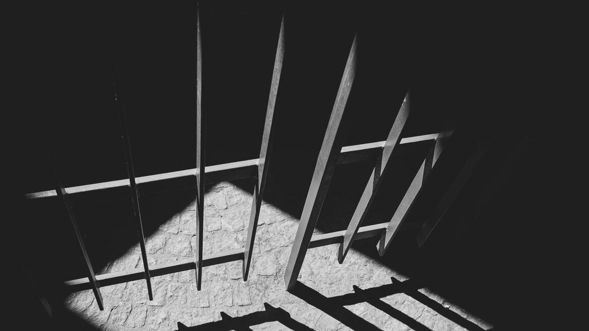Могилёвского айтишника осудили по четырём статьям и отправили в колонию