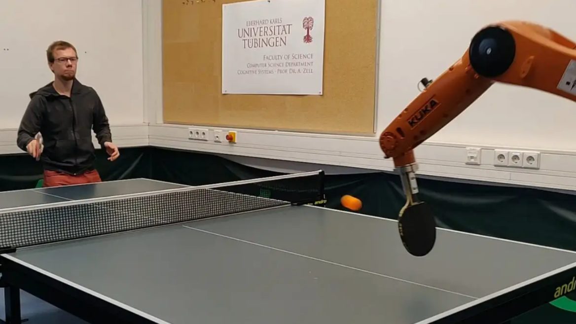 Робот научился играть в настольный теннис за 15 часа (видео)