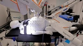 Роботы Neuralink вживляют нейрочипы точнее людей. Маск: хирурги скоро будут не нужны Роботы Neuralink вживляют нейрочипы точнее людей. Маск: хирурги скоро будут не нужны