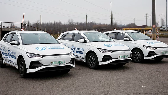 В Минске открылась автошкола с одними электромобилями