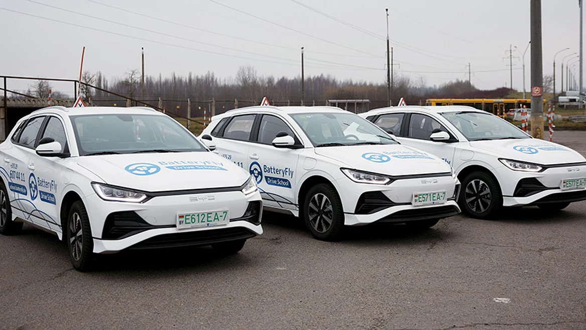 В Минске открылась автошкола с одними электромобилями