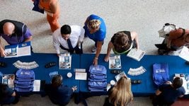 Рабочих мест в ИТ стало меньше, но спрос на ИИ-специалистов бьет рекорды Рабочих мест в ИТ стало меньше, но спрос на ИИ-специалистов бьет рекорды