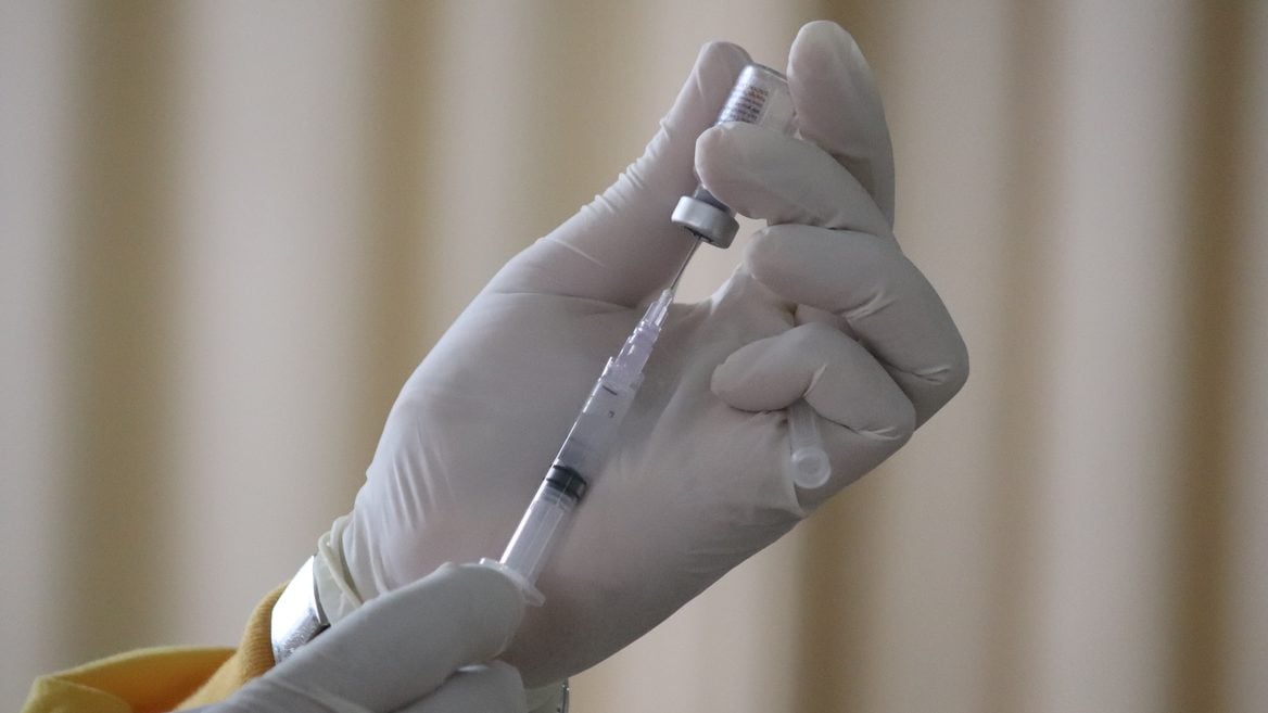 Pfizer и BioNTech заявили что их вакцина нейтрализует штамм Omicron
