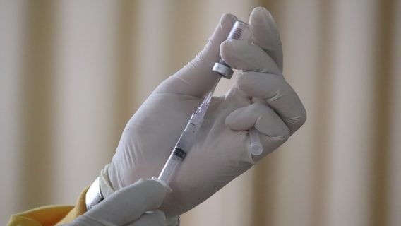 Pfizer и BioNTech заявили, что их вакцина нейтрализует штамм Omicron