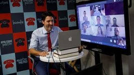 Канадского премьера заметили с ноутбуком HP, замаскированным под макбук