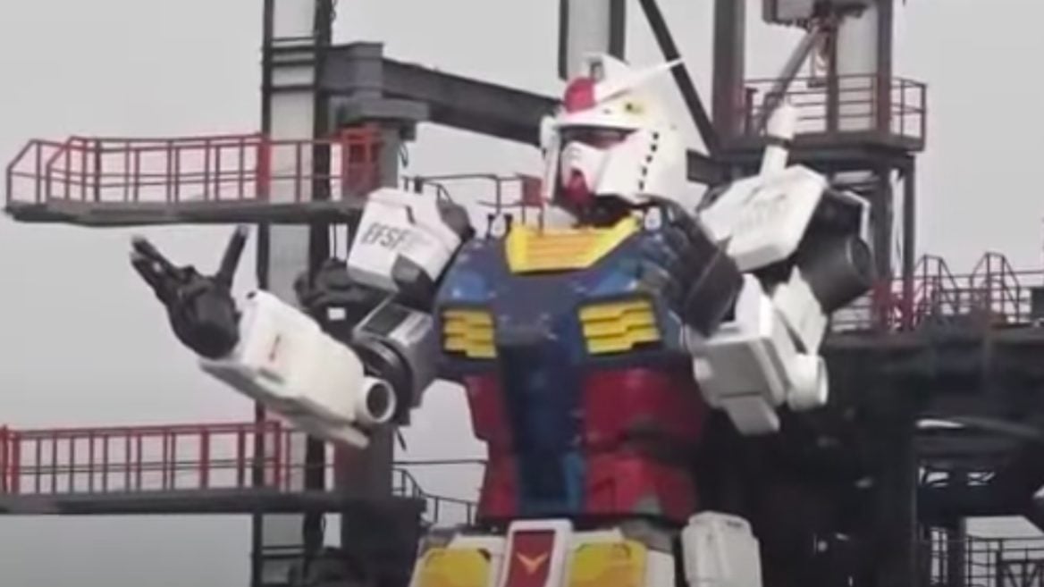 В Японии собрали 18-метрового робота: шевелит руками качает головой