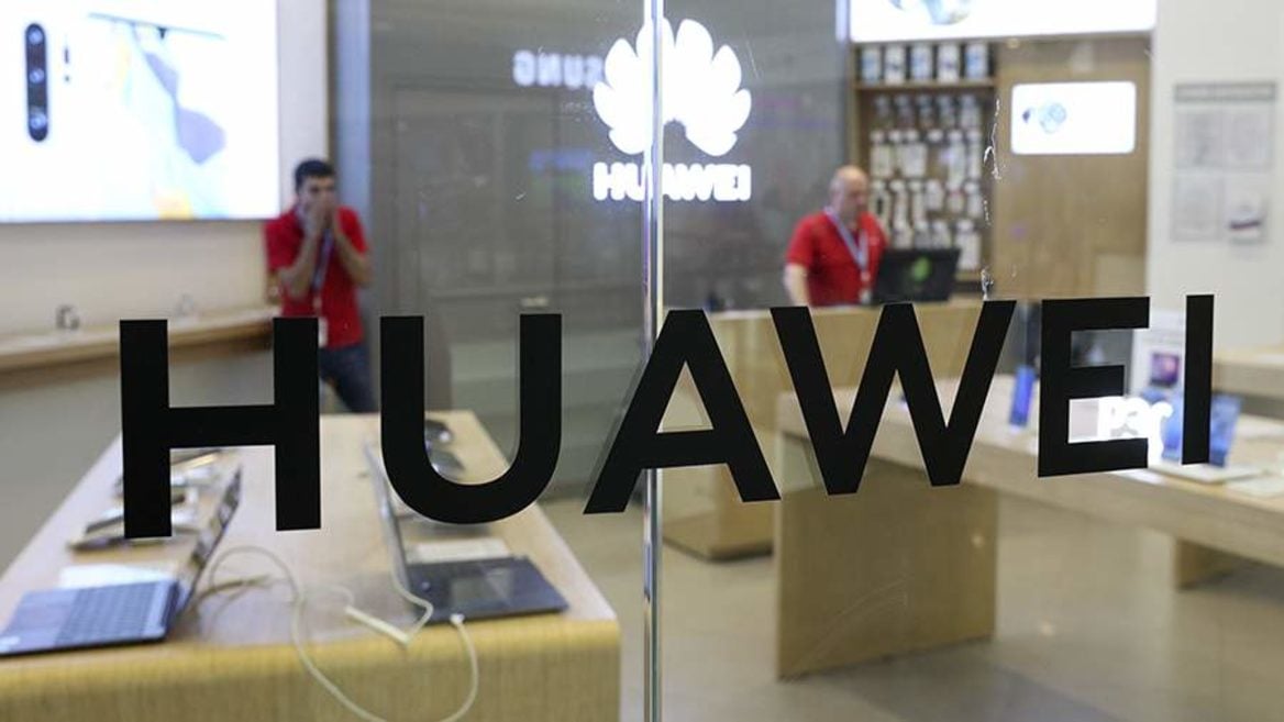 Huawei без предупреждения уволила половину внештатных сотрудников в России
