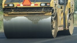 «Крёстный отец ИИ» предупредил о новой волне увольнений в 2026