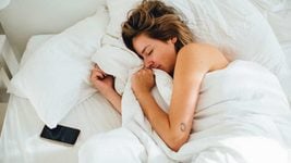 Качество сна падает, если телефон лежит возле кровати