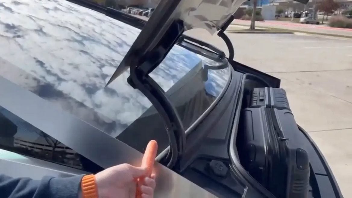 В сети показывают как легко багажник Tesla Cybertruck отрубает пальцы