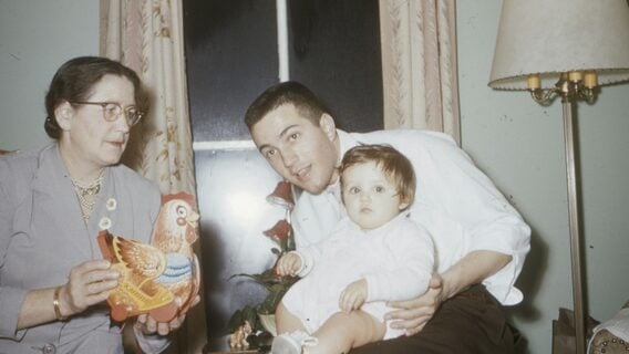 «Люди уезжают за лучшей жизнью — это нормально». 80-летняя бабушка о том, почему внуки далеко в Рождество (и это со страной не впервые)