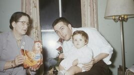 «Люди уезжают за лучшей жизнью — это нормально». 80-летняя бабушка о том, почему внуки далеко в Рождество (и это со страной не впервые)