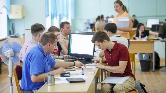 «Крутые лекции», но «живёт в мире, который сам и создал». Студенты рассказали о преподавателе БГУИР, который записал обращение к Лукашенко