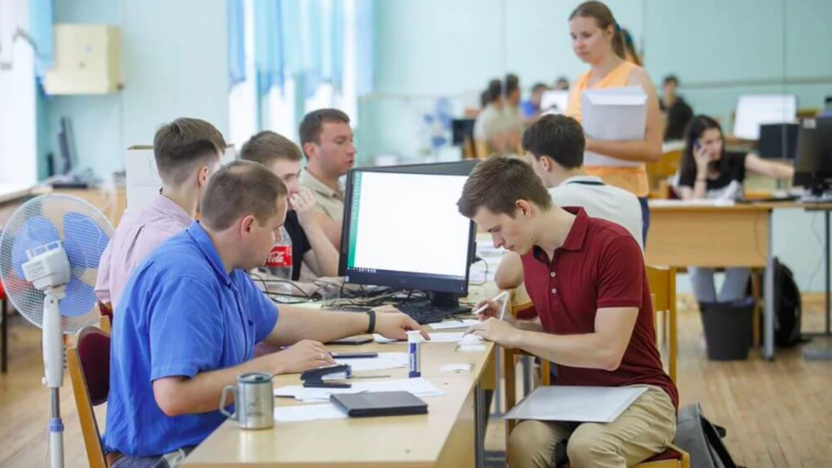 «Крутые лекции» но «живёт в мире который сам и создал». Студенты рассказали о преподавателе БГУИР который записал обращение к Лукашенко