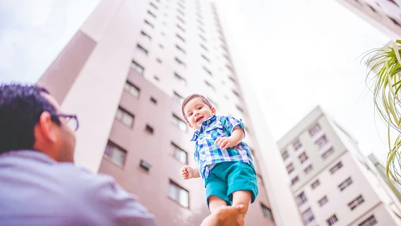 «Быть матерью — это очень тяжело». Программист ушёл в декрет в Польше (при этом ещё и работает — пользуется новой фишкой BlueCard)