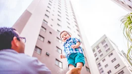 «Быть матерью — это очень тяжело». Программист ушёл в декрет в Польше (при этом ещё и работает — пользуется новой фишкой BlueCard)