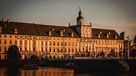 Хочешь учиться бизнесу в Польше? Мы собрали подробный гайд, где и как это делать 