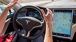 От Tesla потребовали переименовать автопилот, чтобы водитель не расслаблялся 