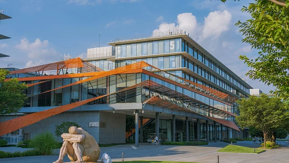 Кітайскі тэхгігант «схуднеў» больш чым на траціну у мінулым годзе — мінус 66 тысяч чалавек. І ўкараняе ШІ