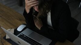 Сардэчна запрашаем у эпоху офіснай паранойі: як супрацоўнікі спраўляюцца з пастаяннай трывогай звальненняў, ШІ і стратай баланса Сардэчна запрашаем у эпоху офіснай паранойі: як супрацоўнікі спраўляюцца з пастаяннай трывогай звальненняў, ШІ і стратай баланса