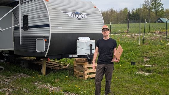 Разработчик с 20-летним стажем проиграл ИИ, получил 800 отказов и живёт в трейлере