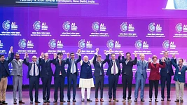 Враг есть враг: в сети завирусился неловкий момент между гендиректорами OpenAI и Anthropic с ИИ-конференции