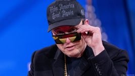 Чат-бот Grok «раздевает» женщин по запросу в X Чат-бот Grok «раздевает» женщин по запросу в X