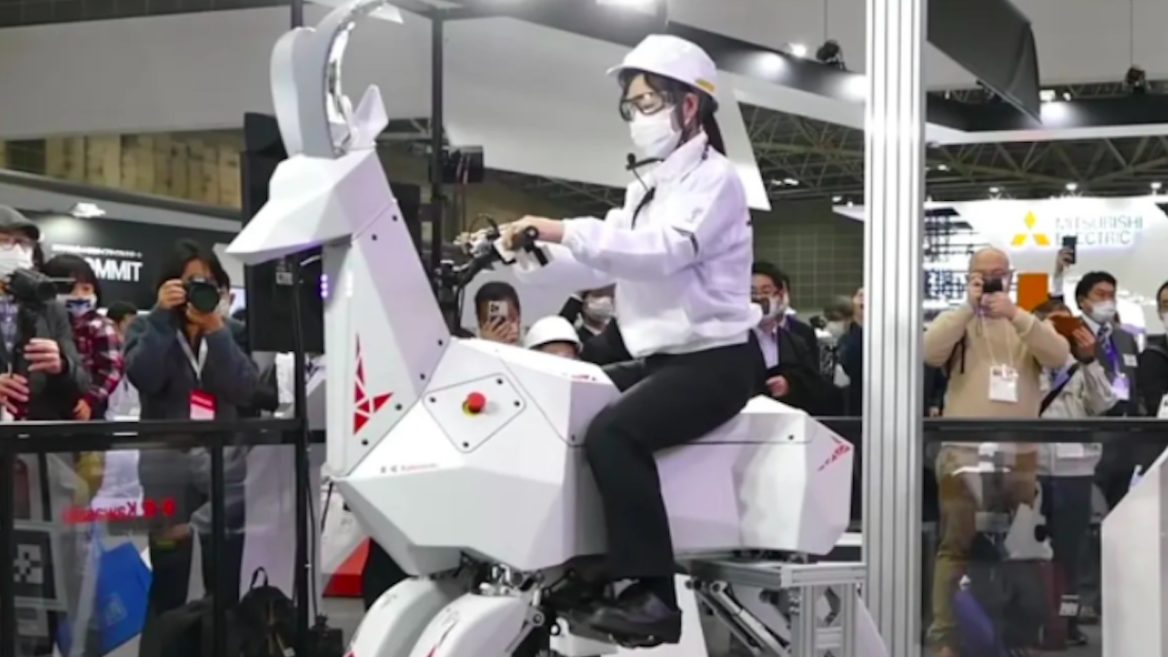 Kawasaki представил робокозла на котором можно передвигаться как на лошади