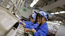 Ключевые поставщики Apple и Tesla приостановили заводы в Китае
