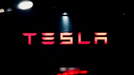 Рынкавая доля Tesla ў ЗША ўпала да мінімуму за апошнія 8 гадоў. Махнула рукой на электракары?