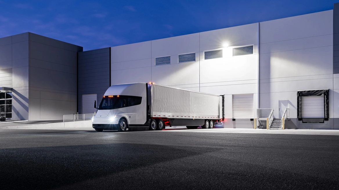 Tesla начала производство грузовиков первые поставки в декабре