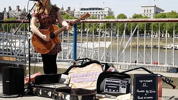 Уличные музыканты Лондона смогут принимать бесконтактные платежи 