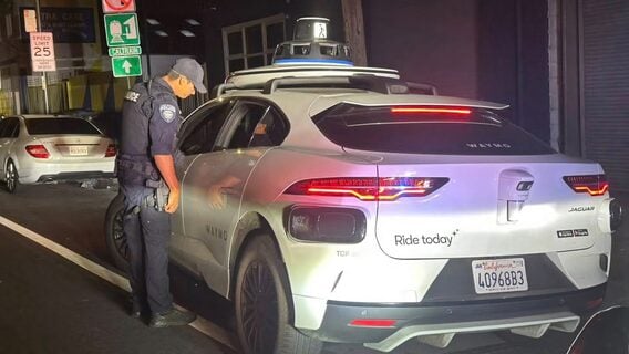 В США полиция не смогла оштрафовать беспилотное такси — оно было пустым