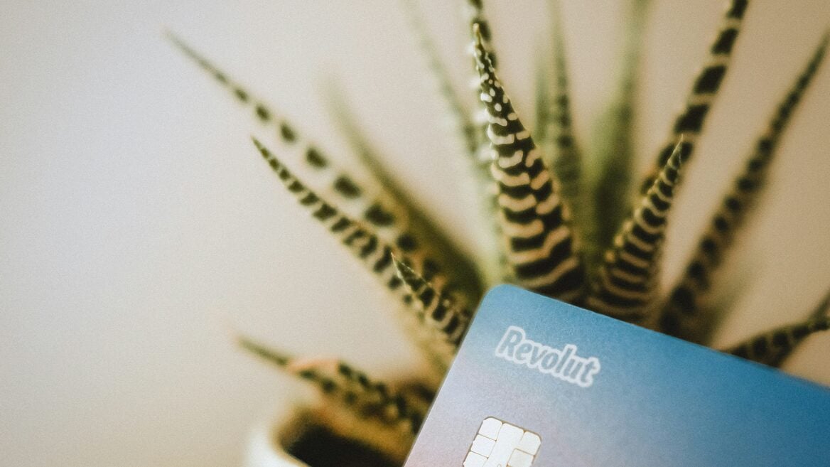 Revolut закрывает счета беларусам и россиянам с рабочими визами D в ЕС