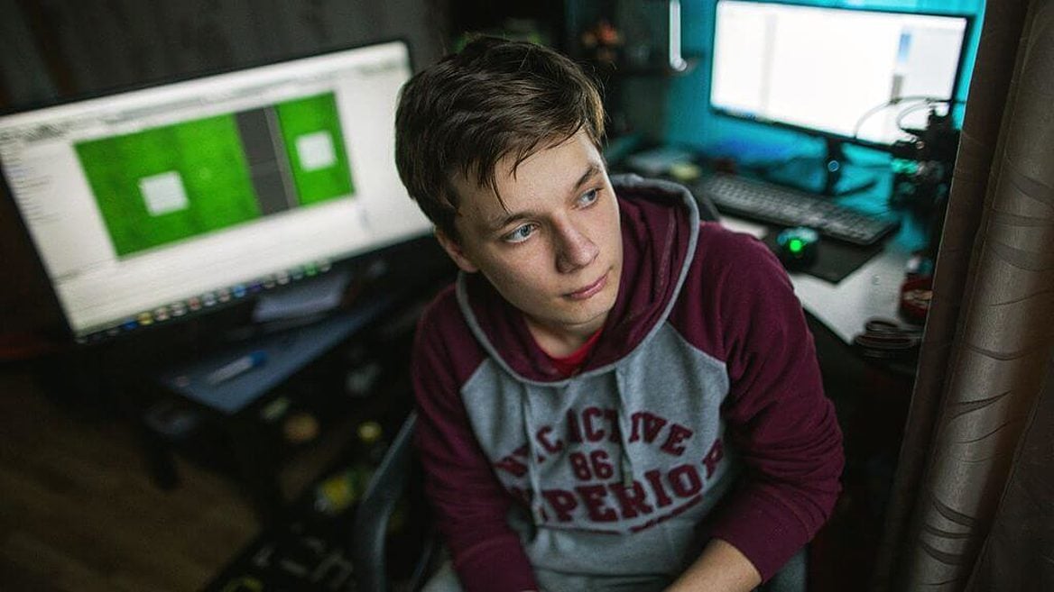 Код, фильм, соцсети и лекция: как 15-летний программист учится дома и работает за четырьмя мониторами