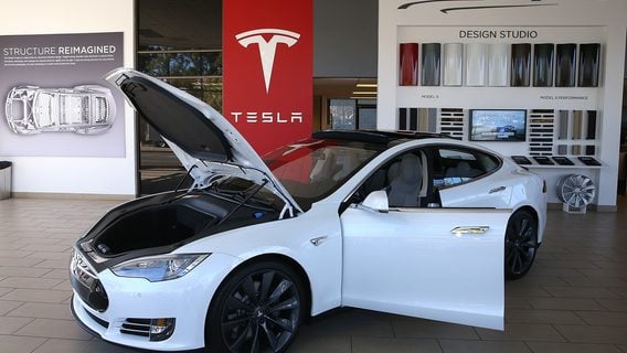 Tesla на месяцы задерживает поставки электрокаров покупателям