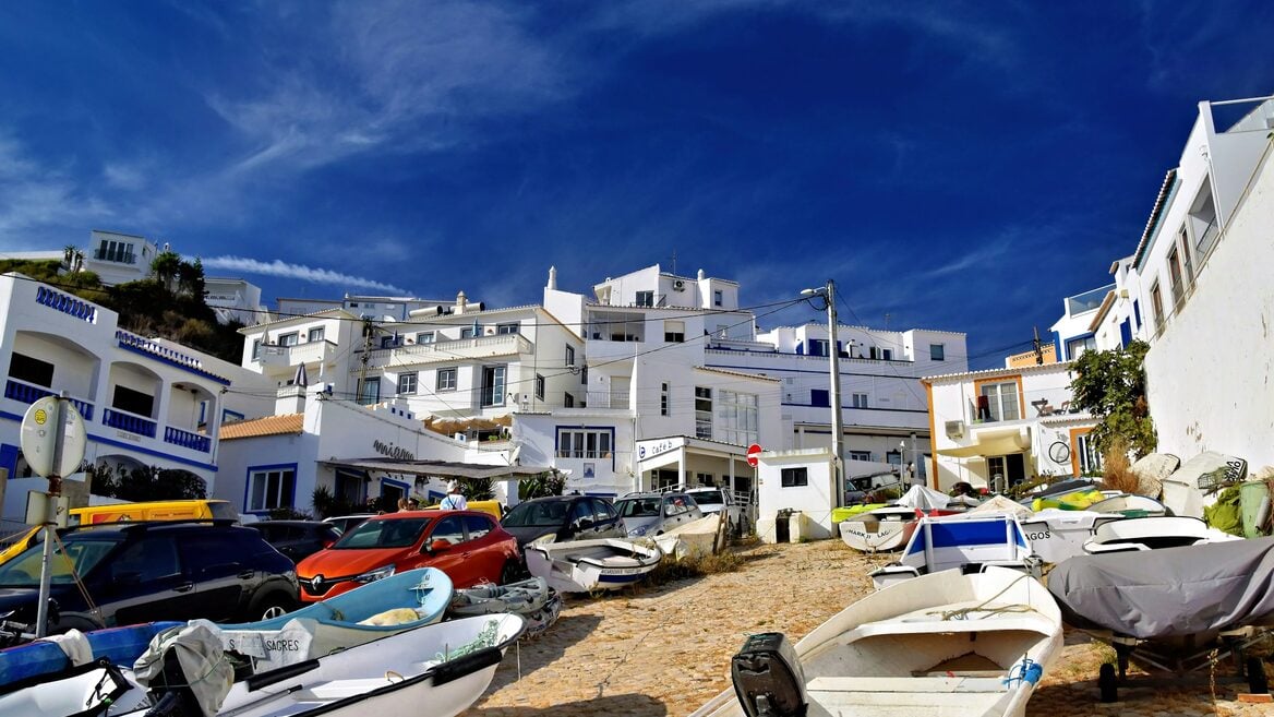 «Будет не 10 лет до паспорта а 13-14». Но это пока не точно. Чего ожидать мигрантам в Португалии 