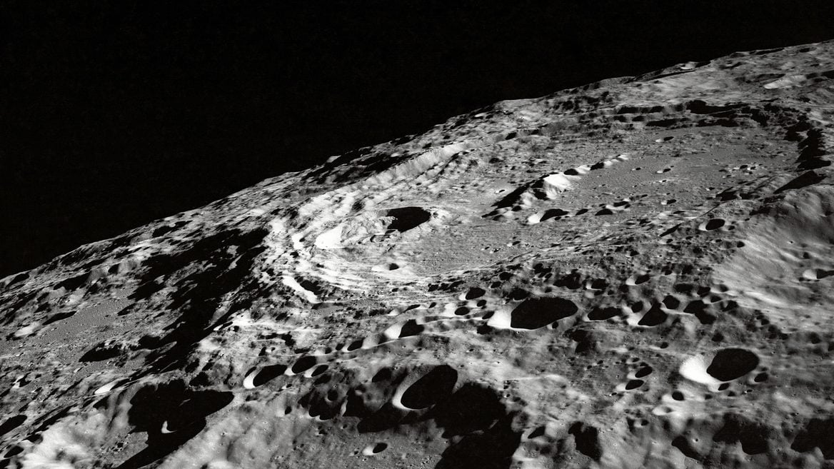 Учёные нашли на Луне пещеры с комфортной для жизни людей температурой 